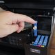 Abriendo el compartimento de tinta de una impresora Epson EcoTank ET-3850